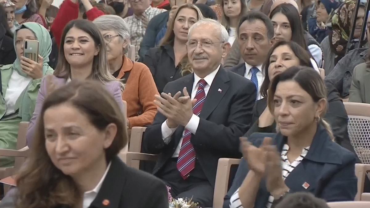 CHP Genel Başkanı Kemal Kılıçdaroğlu, Ankara'nın Akyurt ilçesinde kadınlarla birlikte, kadına şiddeti anlatan 'Töz' belgeselini izledi. Kılıçdaroğlu, "Adaleti hepimiz istiyoruz. Adalet için mücadele ediyoruz. Hiç kimsenin yatağa aç girmediği, her annenin evladını huzur içinde yatağa yatırdığı bir Türkiye istiyorum" dedi.