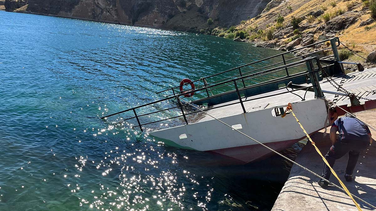 Kıyıya bağlı bekletilen feribot battı