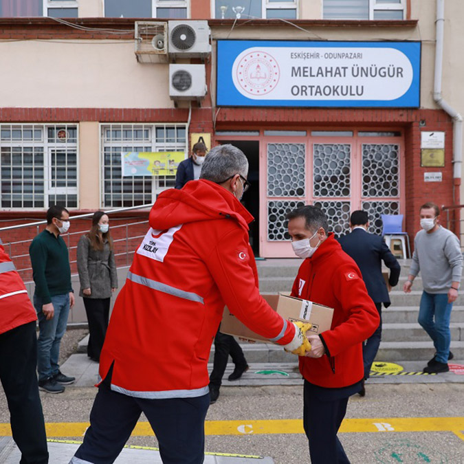 Kızılay öğrencilere destek oluyor