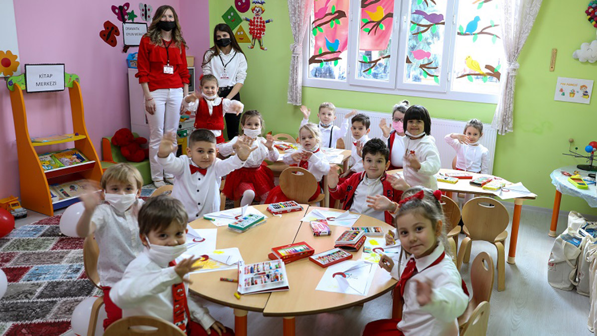 Burs, eğitim materyalleri, okul tefrişatı gibi farklı çözümlerle Kızılay öğrencilere destek oluyor. Bu yıl 62 bin 700 öğrenciye 10 milyon 40 bin lira tutarında eğitim yardımı yapıldı.