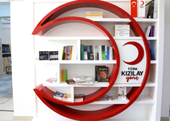 Burs, eğitim materyalleri, okul tefrişatı gibi farklı çözümlerle Kızılay öğrencilere destek oluyor. Bu yıl 62 bin 700 öğrenciye 10 milyon 40 bin lira tutarında eğitim yardımı yapıldı.