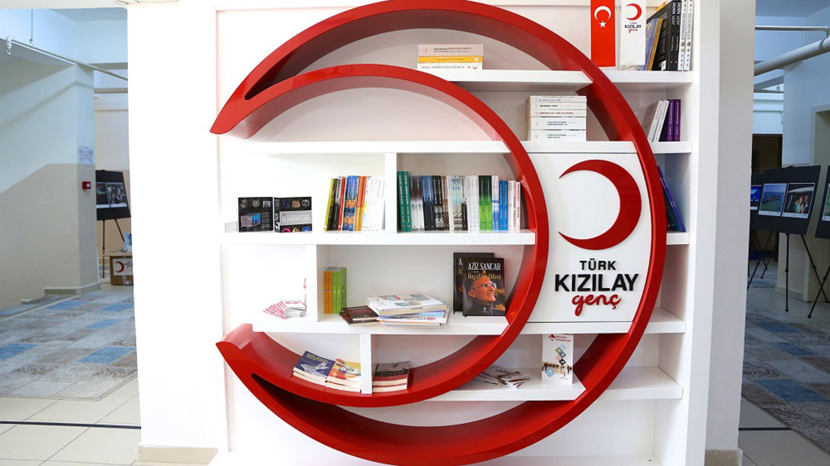 Burs, eğitim materyalleri, okul tefrişatı gibi farklı çözümlerle Kızılay öğrencilere destek oluyor. Bu yıl 62 bin 700 öğrenciye 10 milyon 40 bin lira tutarında eğitim yardımı yapıldı.