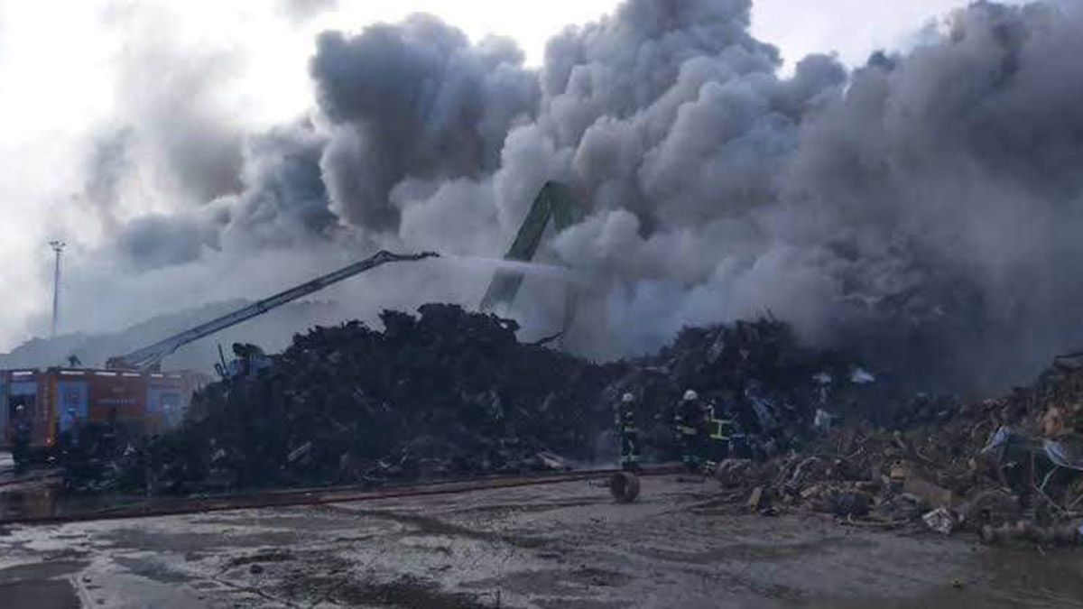 Hurda deposunda çıkan yangın 55 saatte söndürüldü