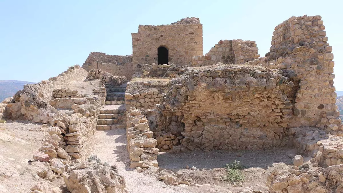 Adıyaman'ın kahta ilçesinde milattan önce 3'üncü yüzyılda kommagene uygarlığı döneminde yapılan eski kahta kalesi, restorasyon çalışmaları sonrası yeniden ziyarete açıldı.