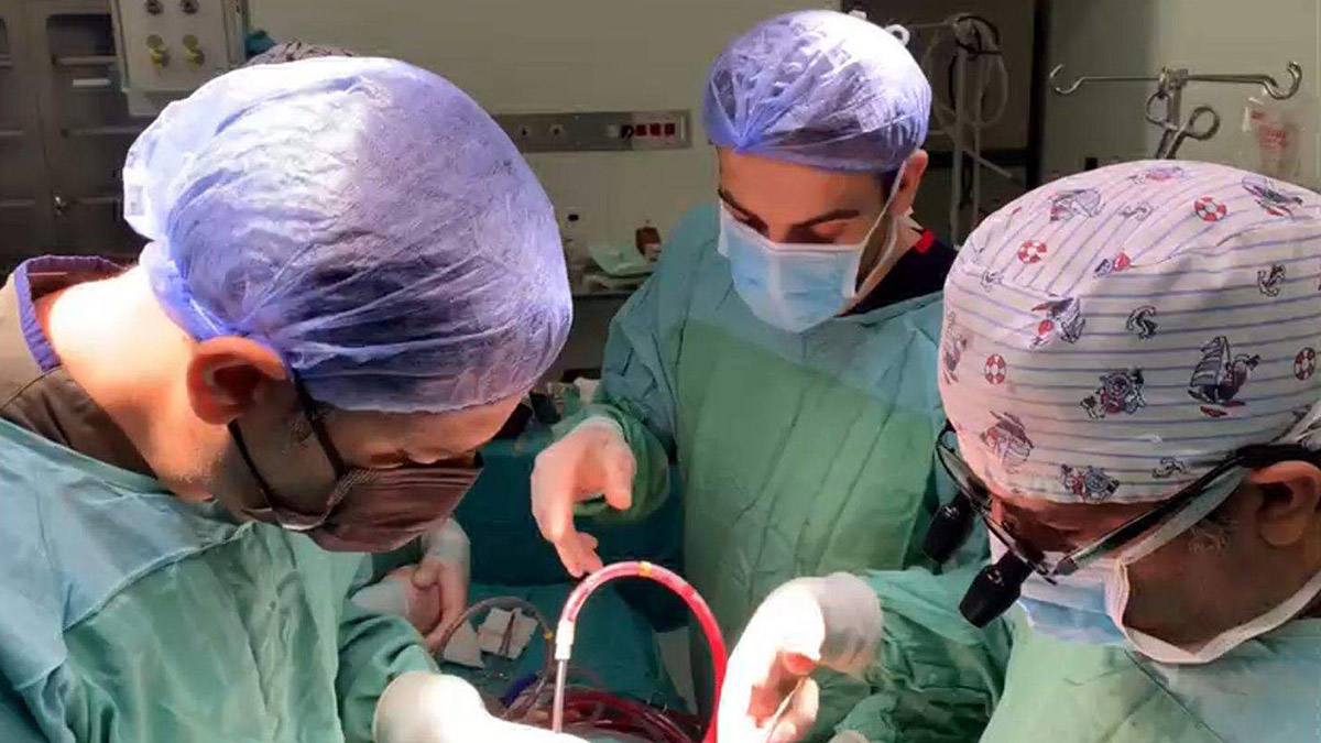 Tekirdağ Dr. İsmail Fehmi Cumalıoğlu Şehir Hastanesi Başhekimi ve Kalp Damar Cerrahisi Opr. Dr. Lütfi Çağatay Onar, koronavirüs nedeniyle kalp damar hastalıklarında belirgin artış olduğunu belirterek, "Koronavirüs, ilk başladığında yüzde 5 kalp hastalığını, yüzde 2,5 de damar tıkanıklığını artırdı" dedi.