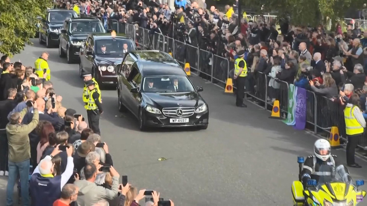 Kraliçe 2. Elizabeth'in naaşı yola çıktı