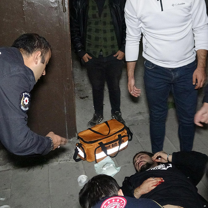 Küpesiyle alay eden 2 kişi tarafından bıçaklandı