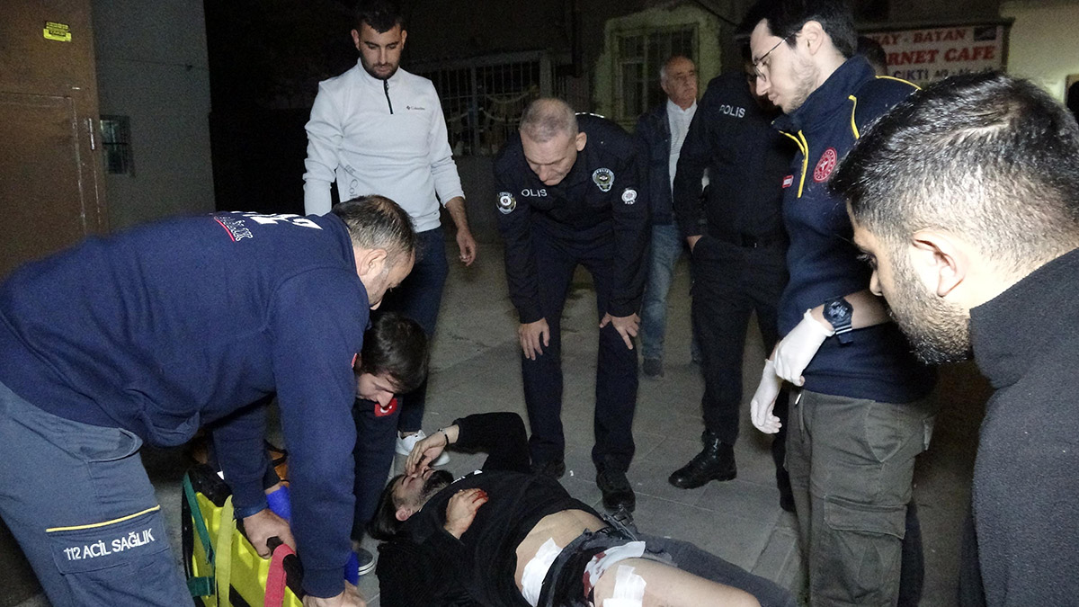Erzurum'da arkadaşıyla yürüyen Mehmet G. (22), küpesiyle alay eden 2 kişi tarafından bıçaklandı. Güvenlik kamerasına yansıyan olayla ilgili 2 şüpheli gözaltına alındı.