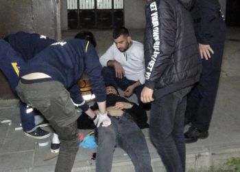 Küpesiyle alay eden 2 kişi tarafından bıçaklandı