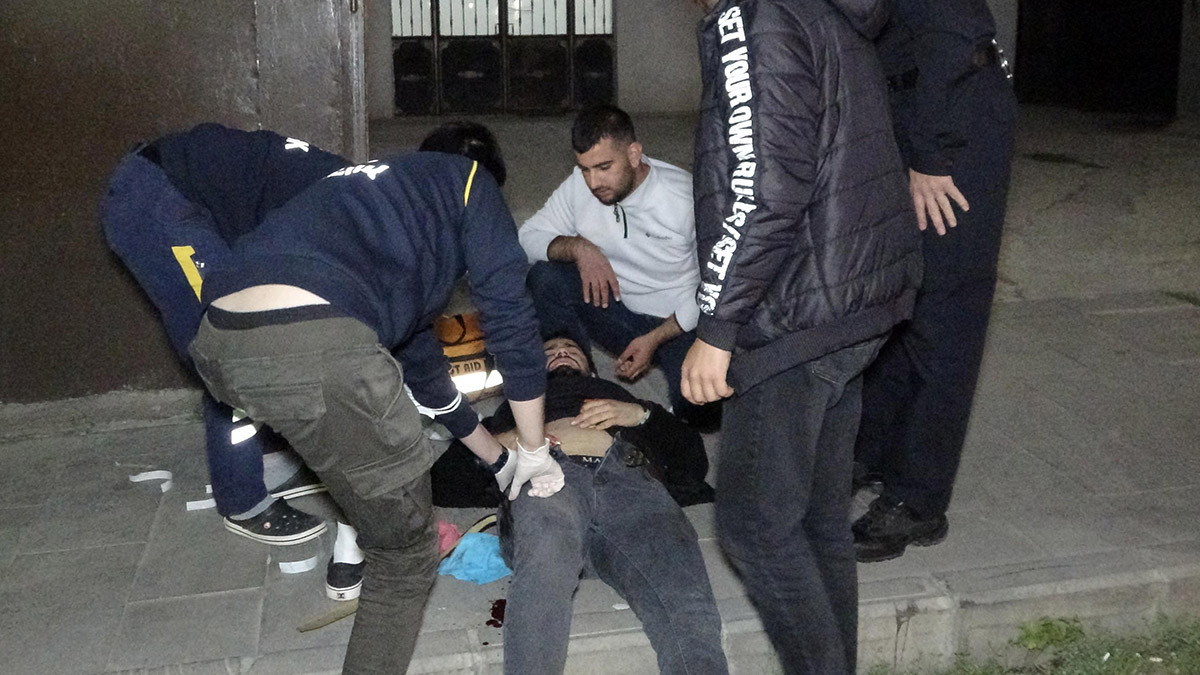 Küpesiyle alay eden 2 kişi tarafından bıçaklandı