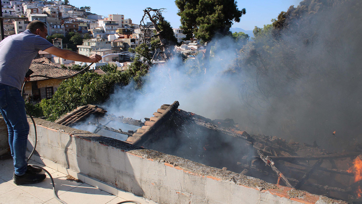 Tarihi Mavi Köşk kül oldu