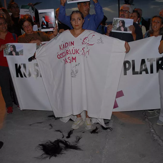Kuşadası’nda kadınlar, i̇ranlı mahsa amini'nin ölümünü protesto etti