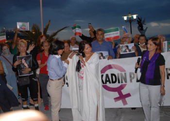 Kuşadası’nda kadınlar, İranlı Mahsa Amini'nin ölümünü protesto etti