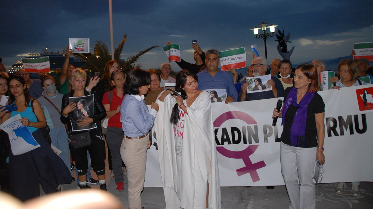 Kuşadası’nda kadınlar, İranlı Mahsa Amini'nin ölümünü protesto etti