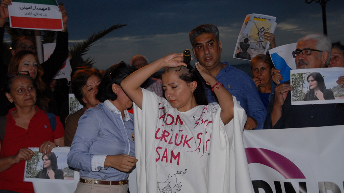 Aydın’ın Kuşadası ilçesinde bir grup; Saçı gözüktüğü gerekçesiyle gözaltına alınan İranlı Masha Amini'nin hayatını kaybetmesini dans edip, saç kazıtma eylemiyle protesto etti.