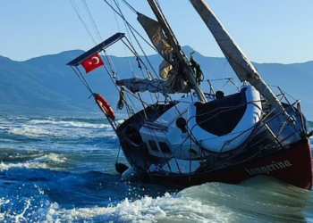 Yelkenli tekne fırtınada karaya oturdu