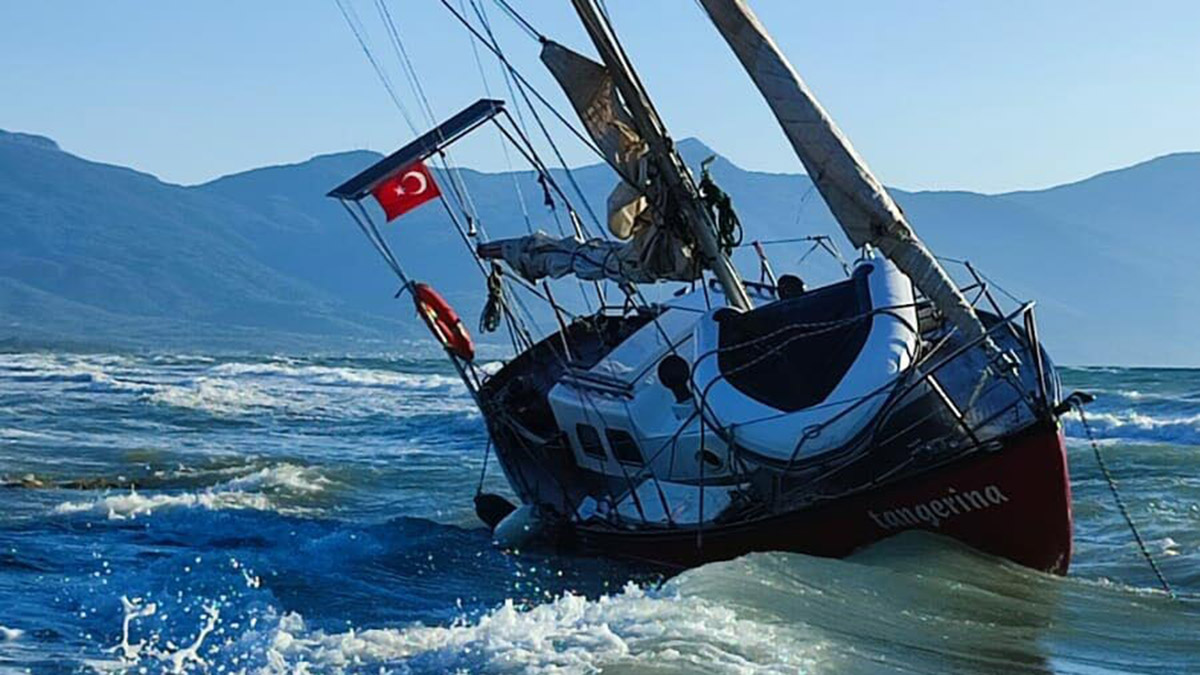 Yelkenli tekne fırtınada karaya oturdu
