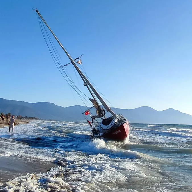 Yelkenli tekne fırtınada karaya oturdu