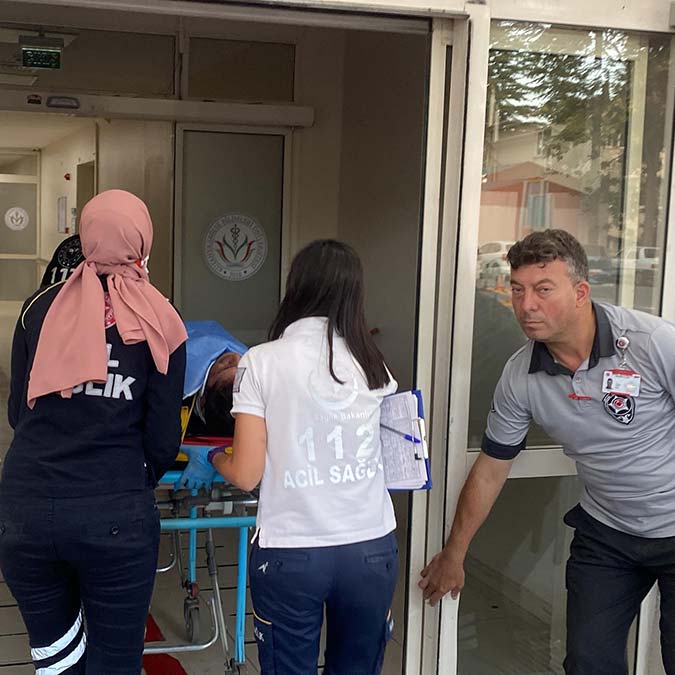 1.5 tonluk vinç işçilerin üzerine devrildi