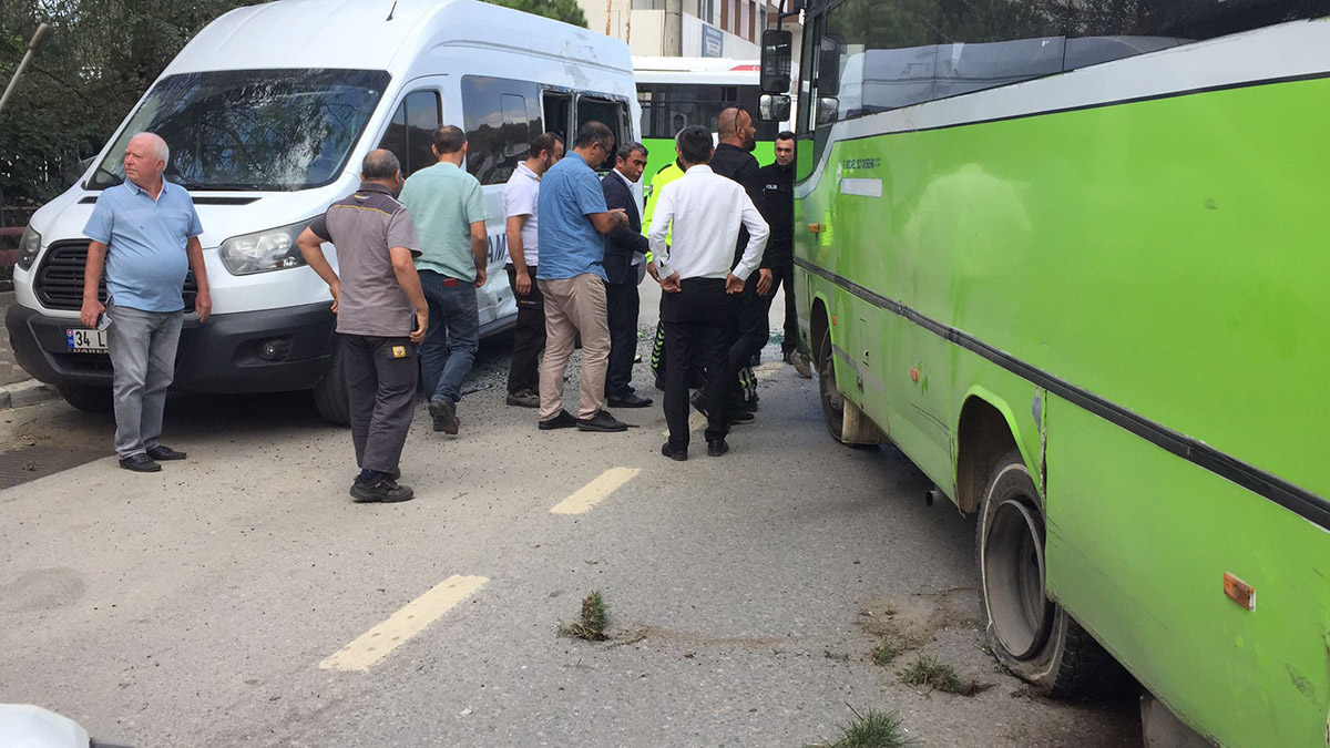 Lastiği patlayan halk otobüsü dehşet saçtı