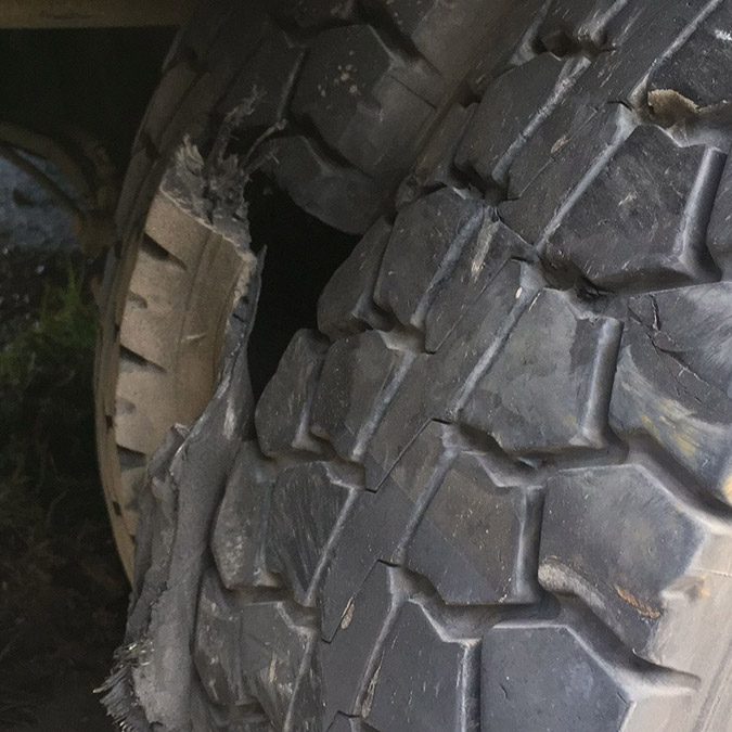 Lastiği patlayan halk otobüsü dehşet saçtı