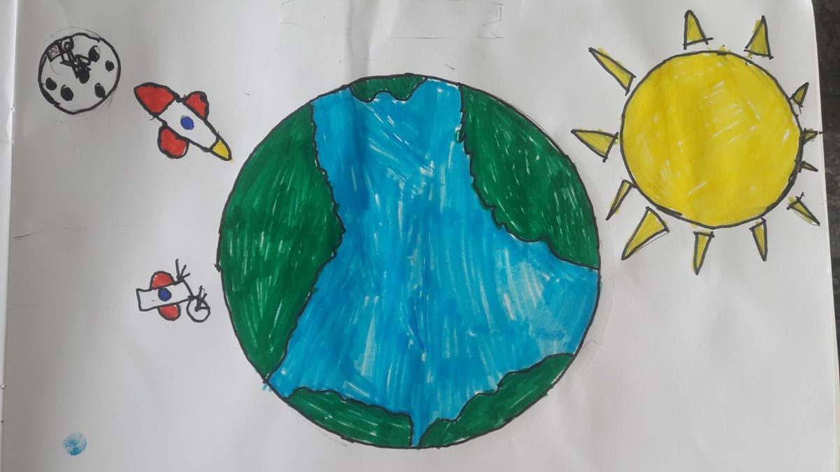 Hisar Okulları 12. sınıf öğrencisi Alp Güneri, teknolojik imkânları kısıtlı bir okula yardım sağlayabilmek amacıyla ‘Çocukların Gözünden Gelecek’ isimli, NFT aracılığıyla, bağış kampanyası düzenledi.