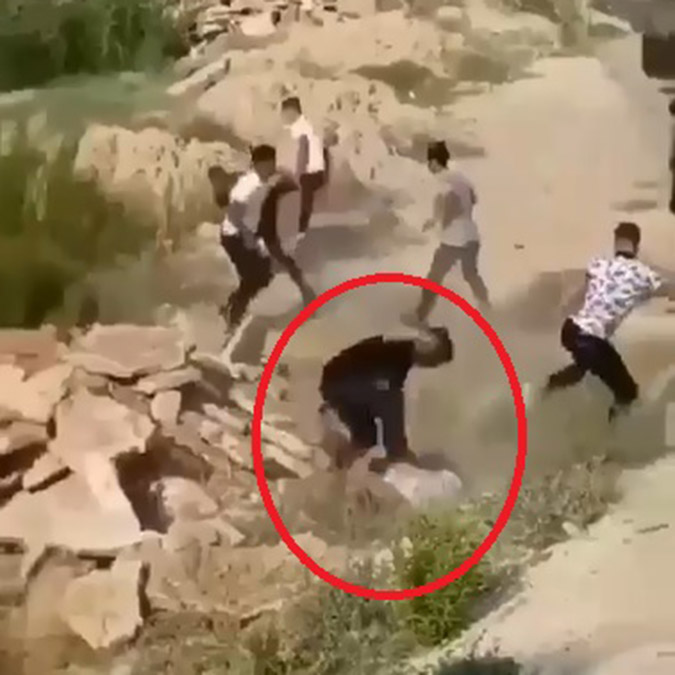 Lise öğrencilerinin tekmeli yumruklu kavgası