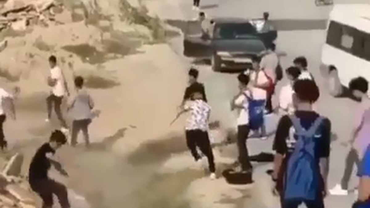 Lise öğrencilerinin tekmeli yumruklu kavgası