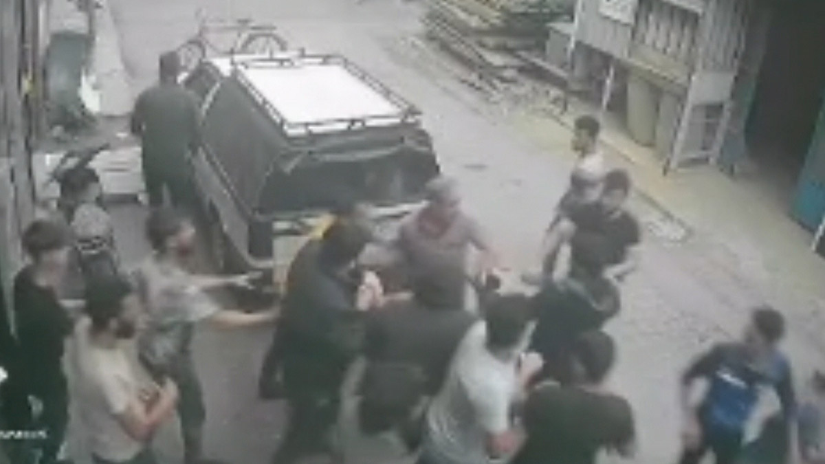 Maaşını alamadığı iş yerini 10 arkadaşıyla bastı