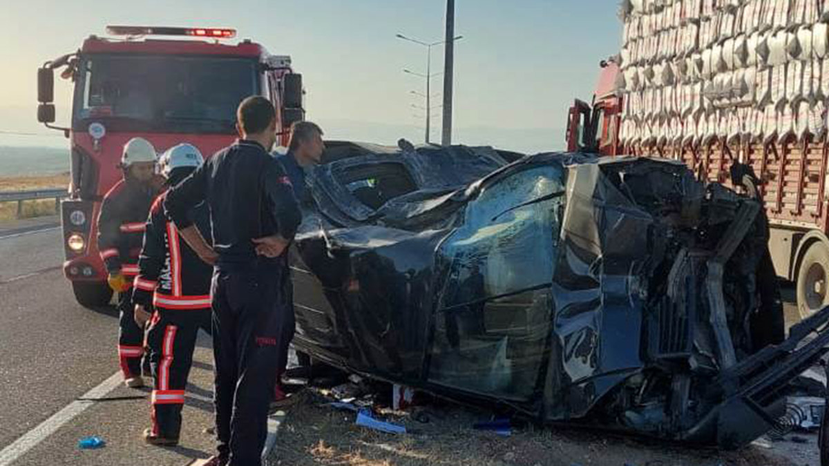 Kamyona çarparak devrilen araçta 2 kişi can verdi