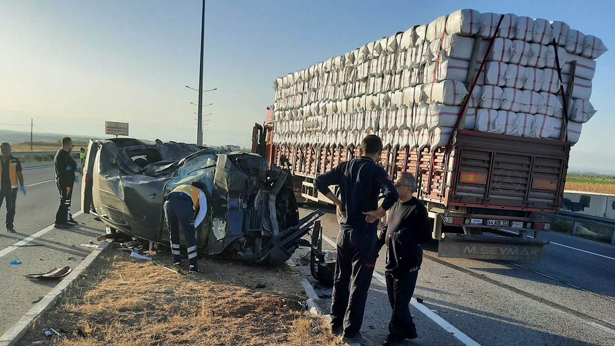 Kamyona çarparak devrilen araçta 2 kişi can verdi