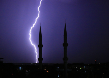 Çakan şimşekler karanlık havayı aydınlattı