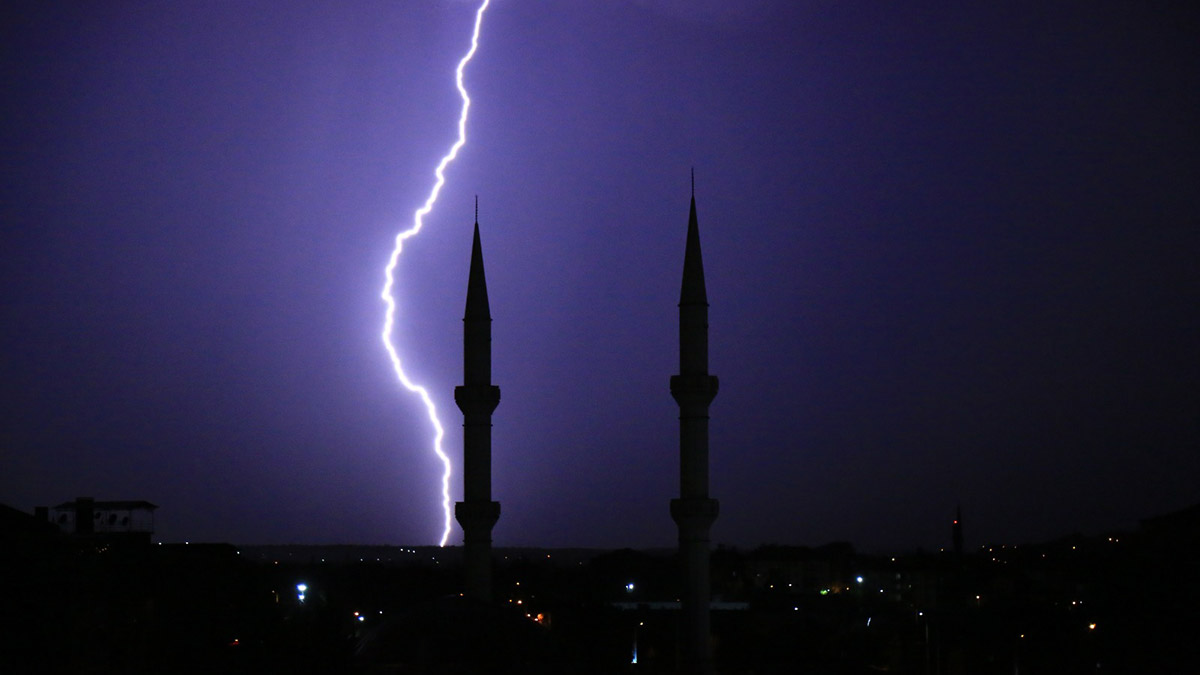Çakan şimşekler karanlık havayı aydınlattı