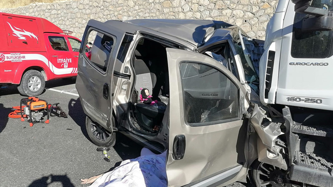 Malatya'da TIR ile hafif ticari araç çarpıştı; 5 ölü