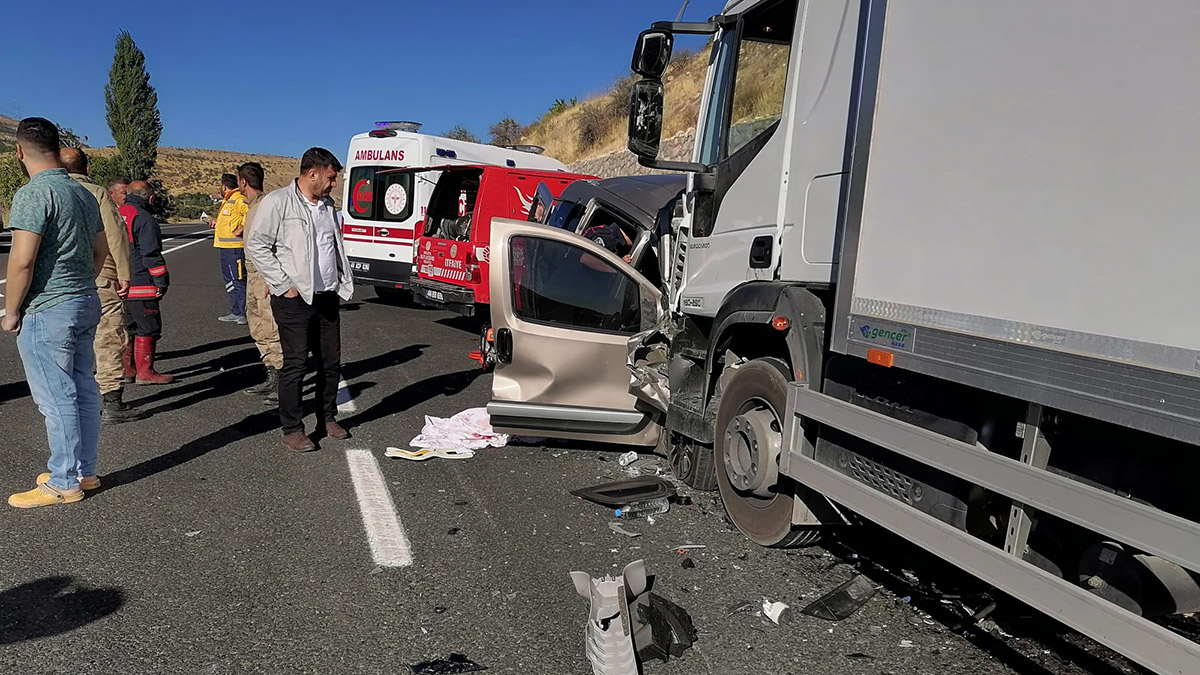 Malatya'da TIR ile hafif ticari araç çarpıştı, çarpışma sonucu meydana gelen kazada 6 kişi öldü.