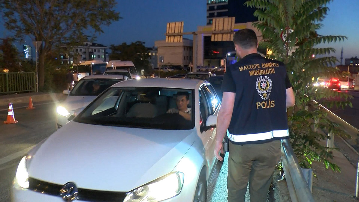 İstanbul genelinde Yeditepe Huzur denetimi gerçekleştirildi. Maltepe’de yapılan denetimlerde şüpheli görülenler kimlik sorgulamasından geçirilirken, araçlar ise tek tek arandı.