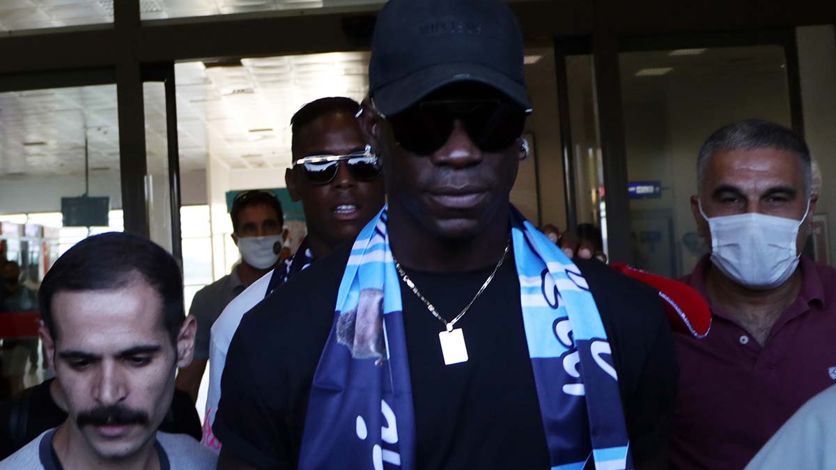 Spor Toto Süper Lig ekiplerinden Adana Demirspor'dan İsviçre Süper Ligi'ndeki Sion'a transfer olan dünyaca ünlü yıldız Mario Balotelli spor dünyasına damga vurdu.
