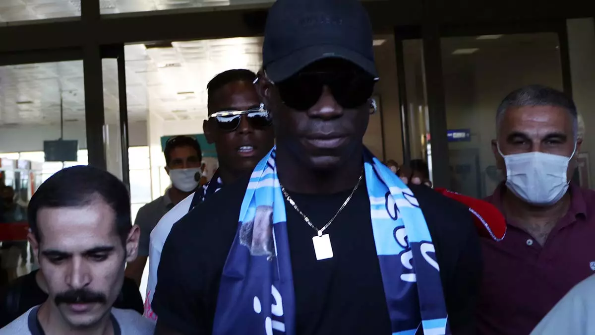 Spor toto süper lig ekiplerinden adana demirspor'dan i̇sviçre süper ligi'ndeki sion'a transfer olan dünyaca ünlü yıldız mario balotelli spor dünyasına damga vurdu.