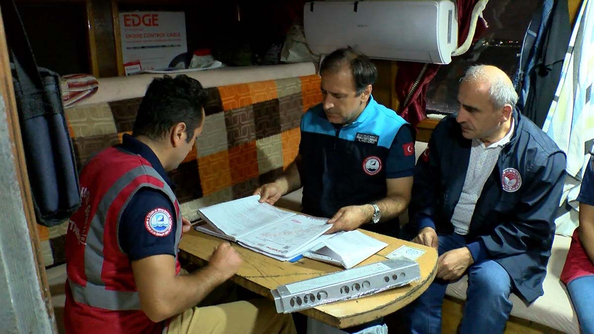 İstanbul İl Tarım ve Orman Müdürlüğü'ne bağlı ekipler tarafından Marmara Denizi'nde balık avına çıkan teknelerde denetim gerçekleştirildi.