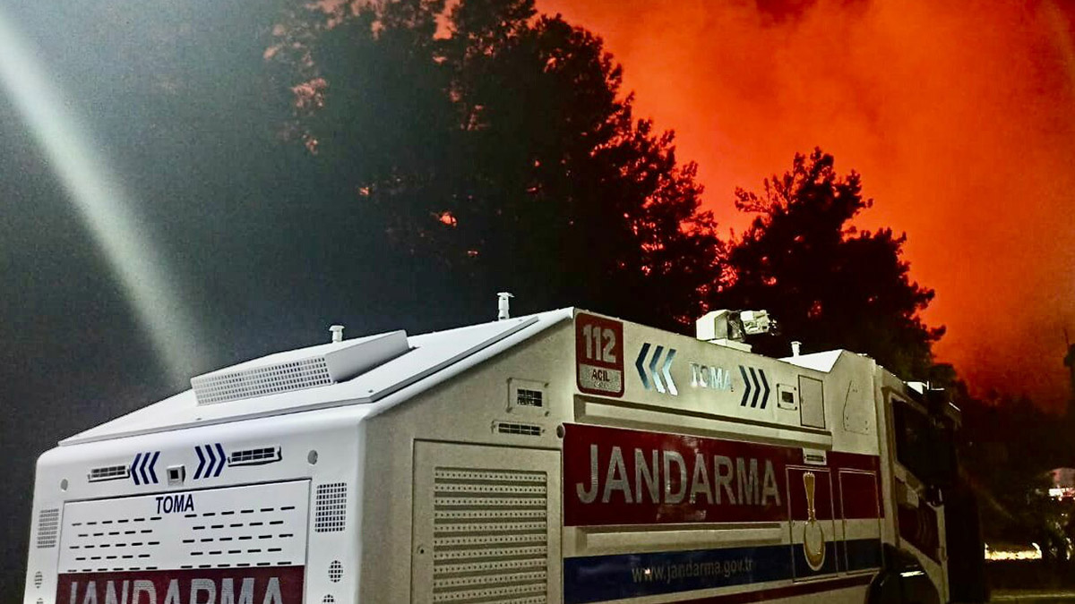 Marmaris'teki orman yangını 19 saat sonra kontrol altına alındı. Gece boyunca karadan müdahalenin sürdüğü yangına, sabahın ilk ışıkları ile beraber hava araçları da söndürme çalışmalarına destek vermeye başladı.