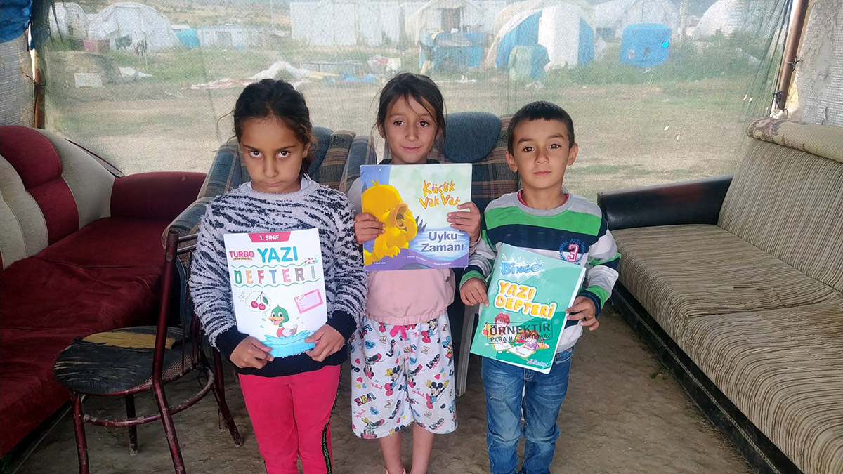 Çadırlarda yaşayan 4 öğrencinin okuma azmi