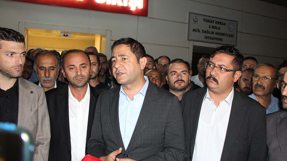 MHP'li Vural Özdemir'in makam aracına silahlı saldırı