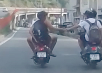 Motosikletlilerin el ele tehlikeli yolculuğu