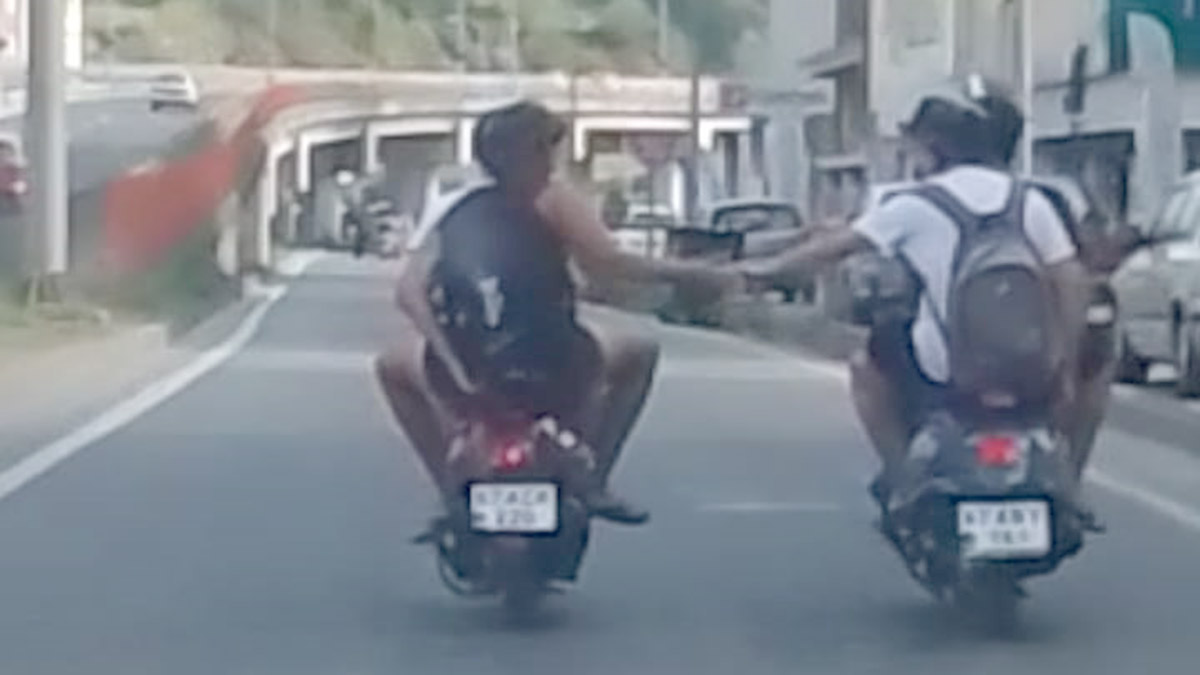 Motosikletlilerin el ele tehlikeli yolculuğu