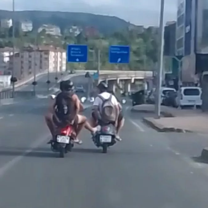 Motosikletlilerin el ele tehlikeli yolculuğu