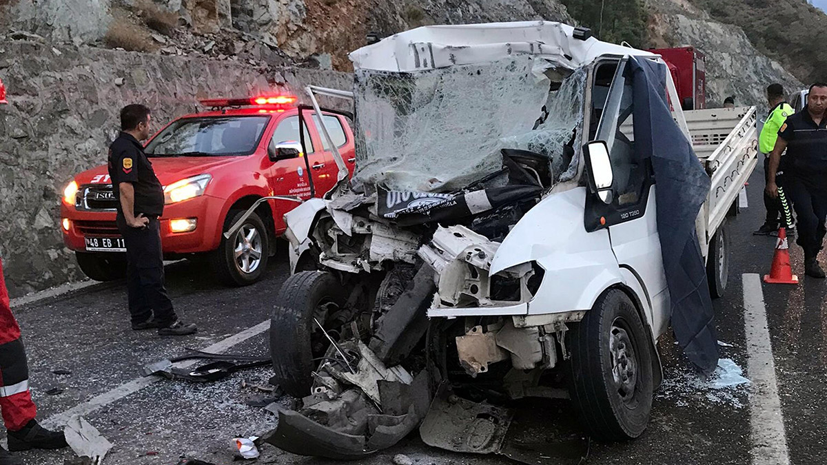 Hurdaya dönen kamyonetin sürücüsü öldü