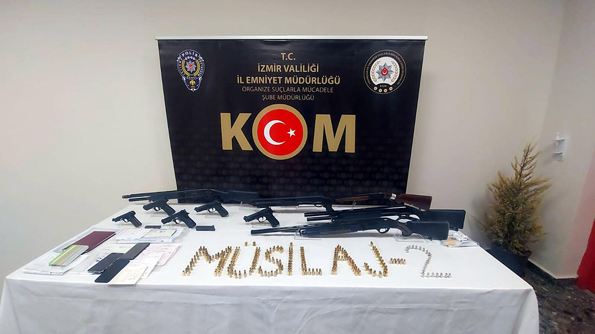 İzmir'de Müsilaj-2 Operasyonu kapsamında, 'Camgöz' ve 'Beldekler' çetelerine yönelik operasyonlar düzenlendi. Toplamda 18 kişi gözaltına alınırken, şüphelilerin evlerinde yapılan aramalarda 5 pompalı tüfek ve 3 tabanca ile uyuşturucu maddeler ele geçirildi.