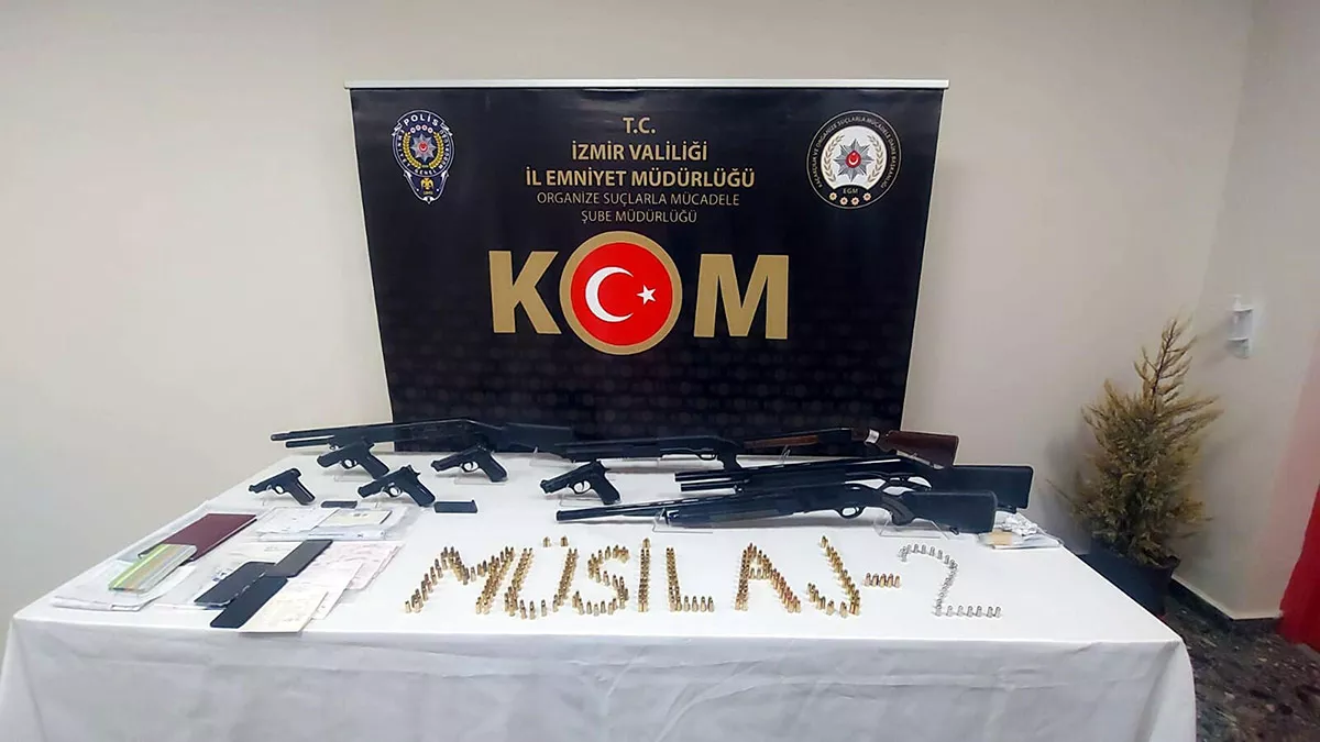 İzmir'de müsilaj-2 operasyonu kapsamında, 'camgöz' ve 'beldekler' çetelerine yönelik operasyonlar düzenlendi. Toplamda 18 kişi gözaltına alınırken, şüphelilerin evlerinde yapılan aramalarda 5 pompalı tüfek ve 3 tabanca ile uyuşturucu maddeler ele geçirildi.