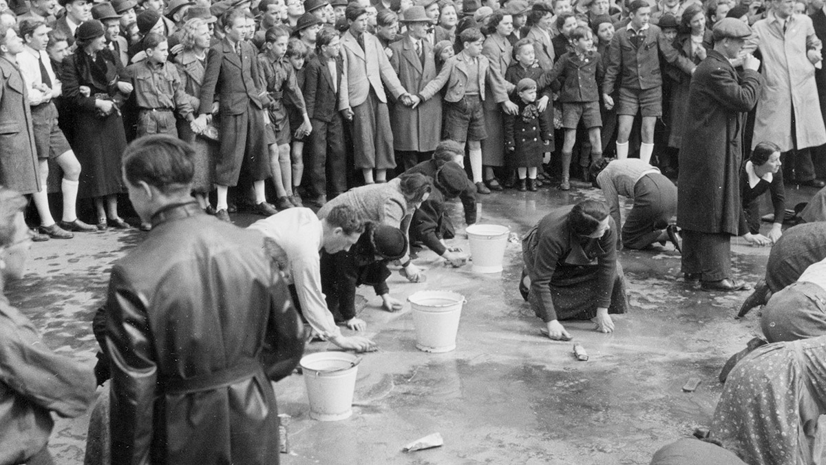 Tarih 30 Ocak 1933 yılını gösterdiğinde Weimar Cumhuriyeti'nin son Cumhurbaşkanı Paul Von Hindenburg Adolf Hitler'i Almanya Şansölyesi ilan etmiş ve bir devrin yangınının ilk ateşini yakmış bulunmaktaydı. 