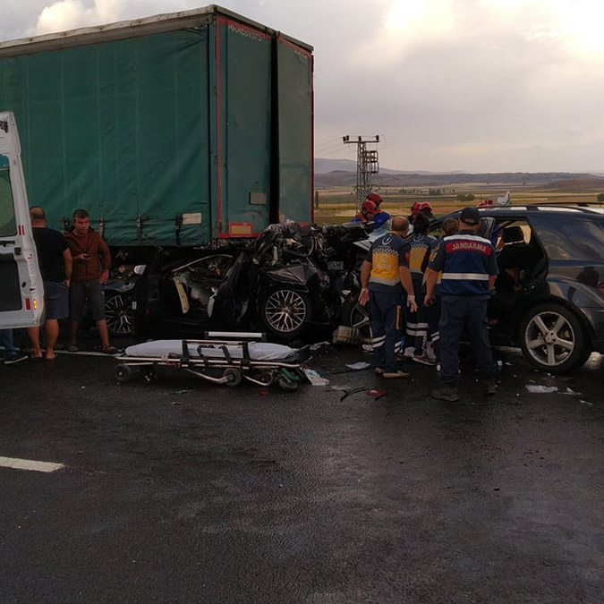 Nevşehir'de 3 aracın karıştığı zincirleme kaza; 2 ölü